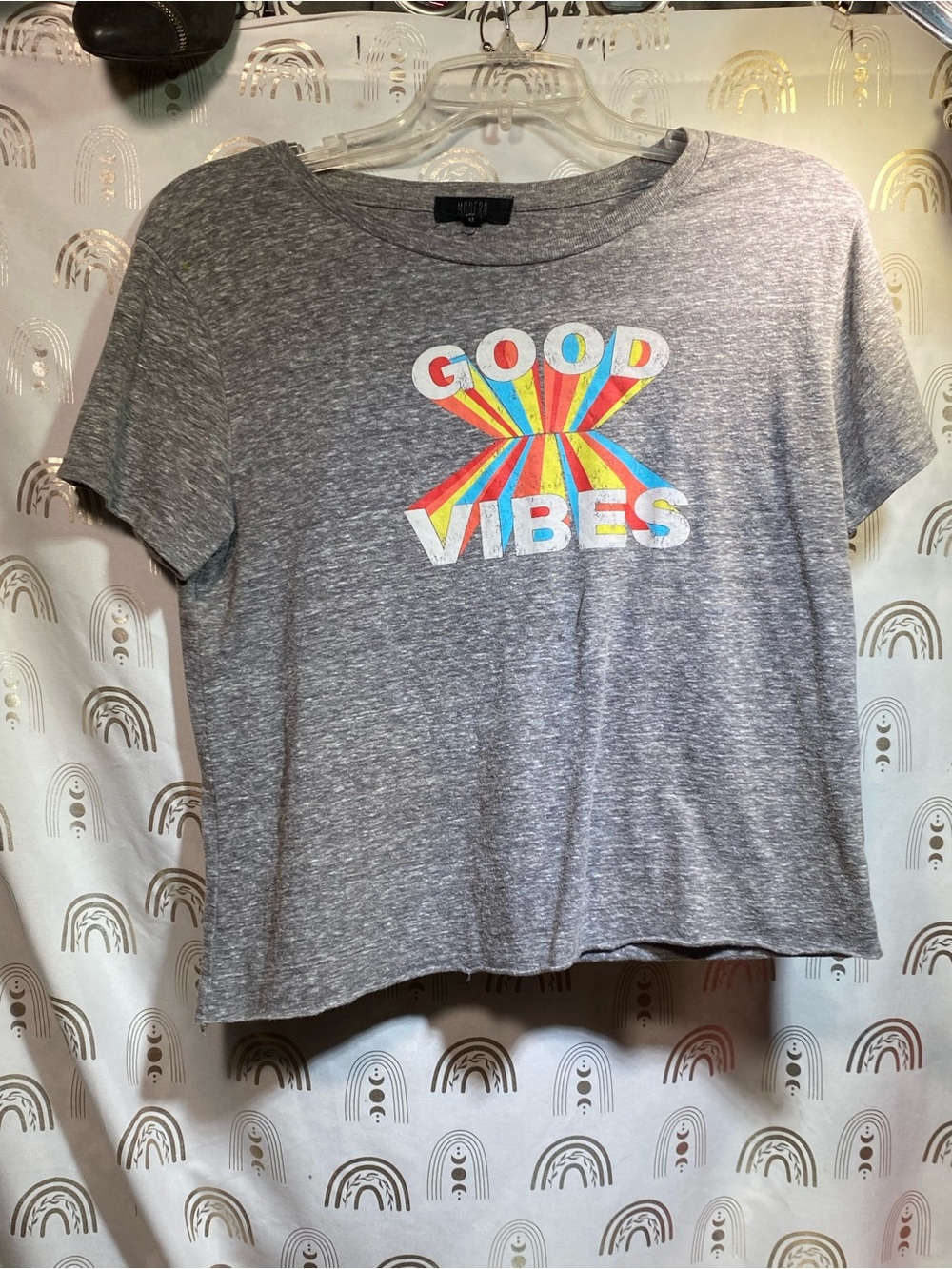 Modern Amusement Gray Short Sleeve Tee with Multicolor 'Good Vibes' Graphic